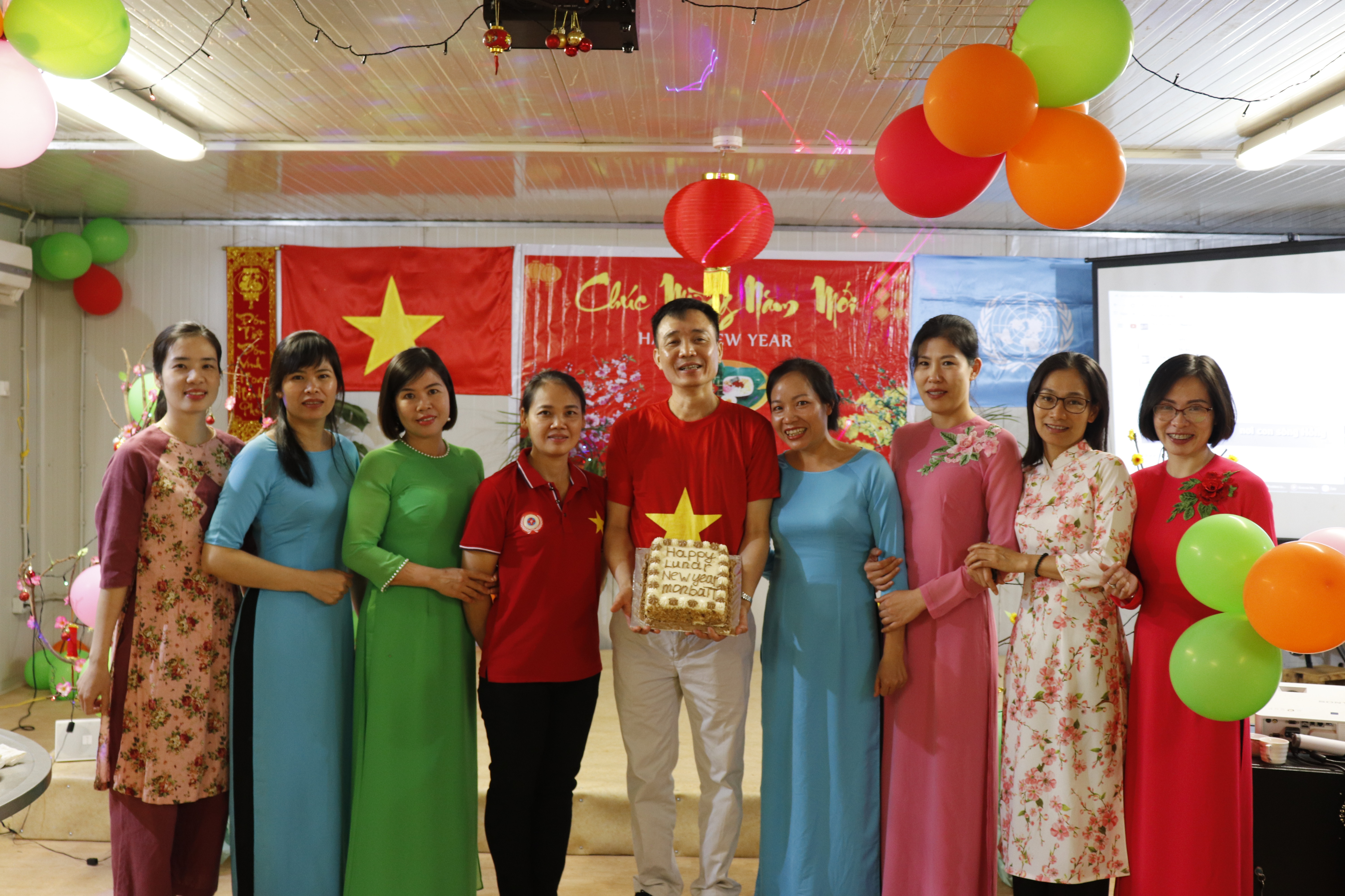 Tết đầm ấm, sẻ chia của các bác sĩ mũ nồi xanh Việt Nam 