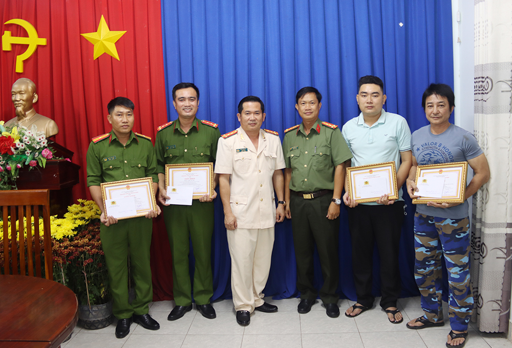 An Giang: Thưởng nóng 2 chiến sĩ công an và người dân bắt cướp ngày cuối năm