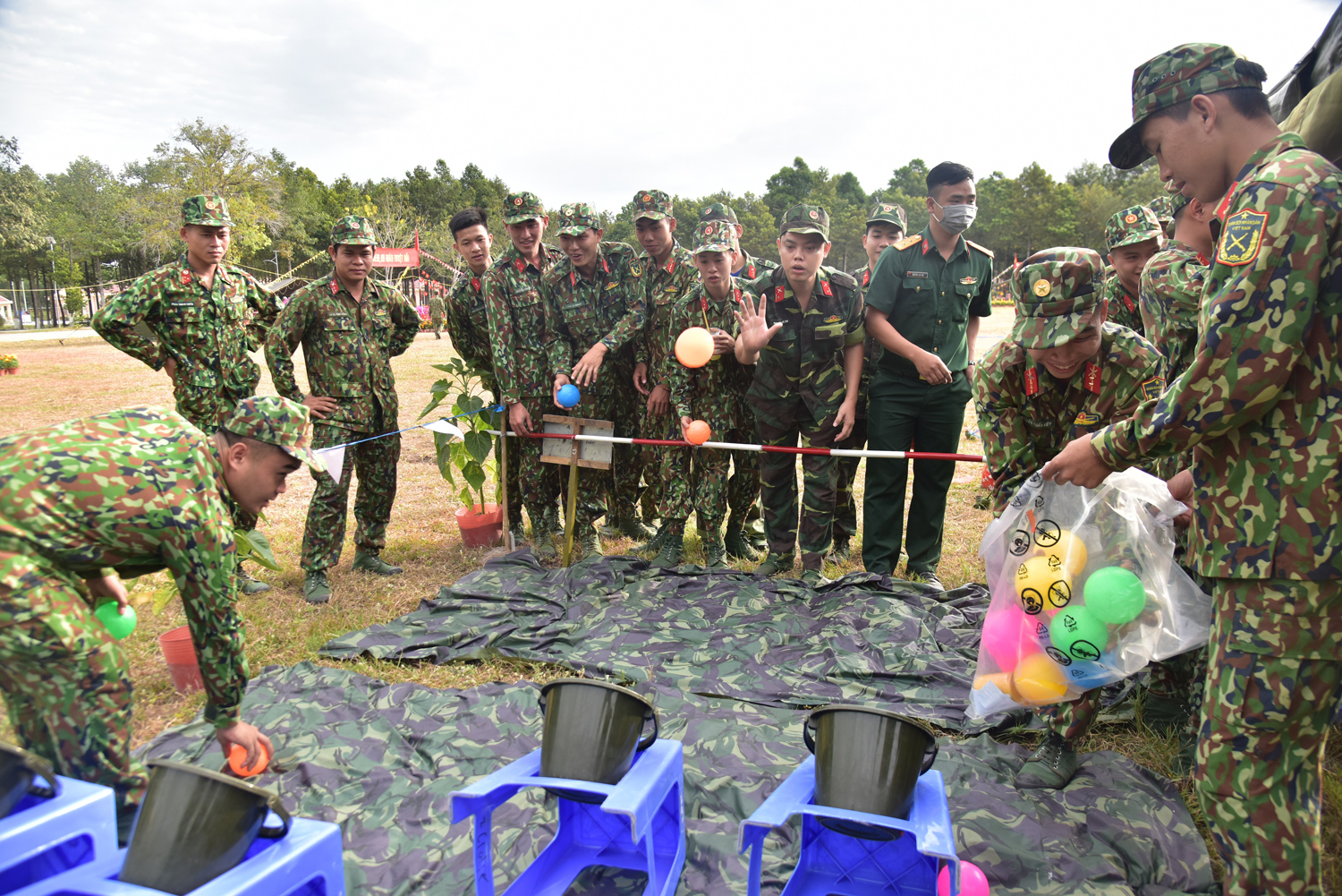 Thi ném bóng vào chậu.