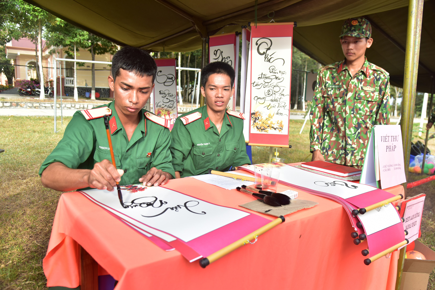 Trình diễn viết thư pháp.