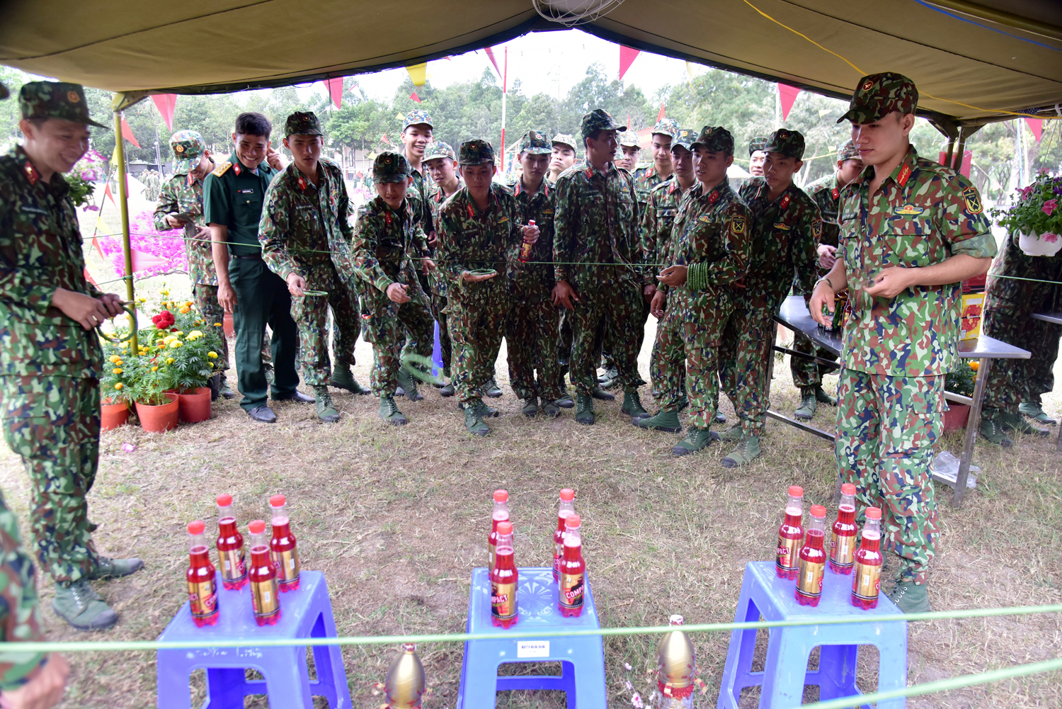 Thi ném vòng cổ chai.