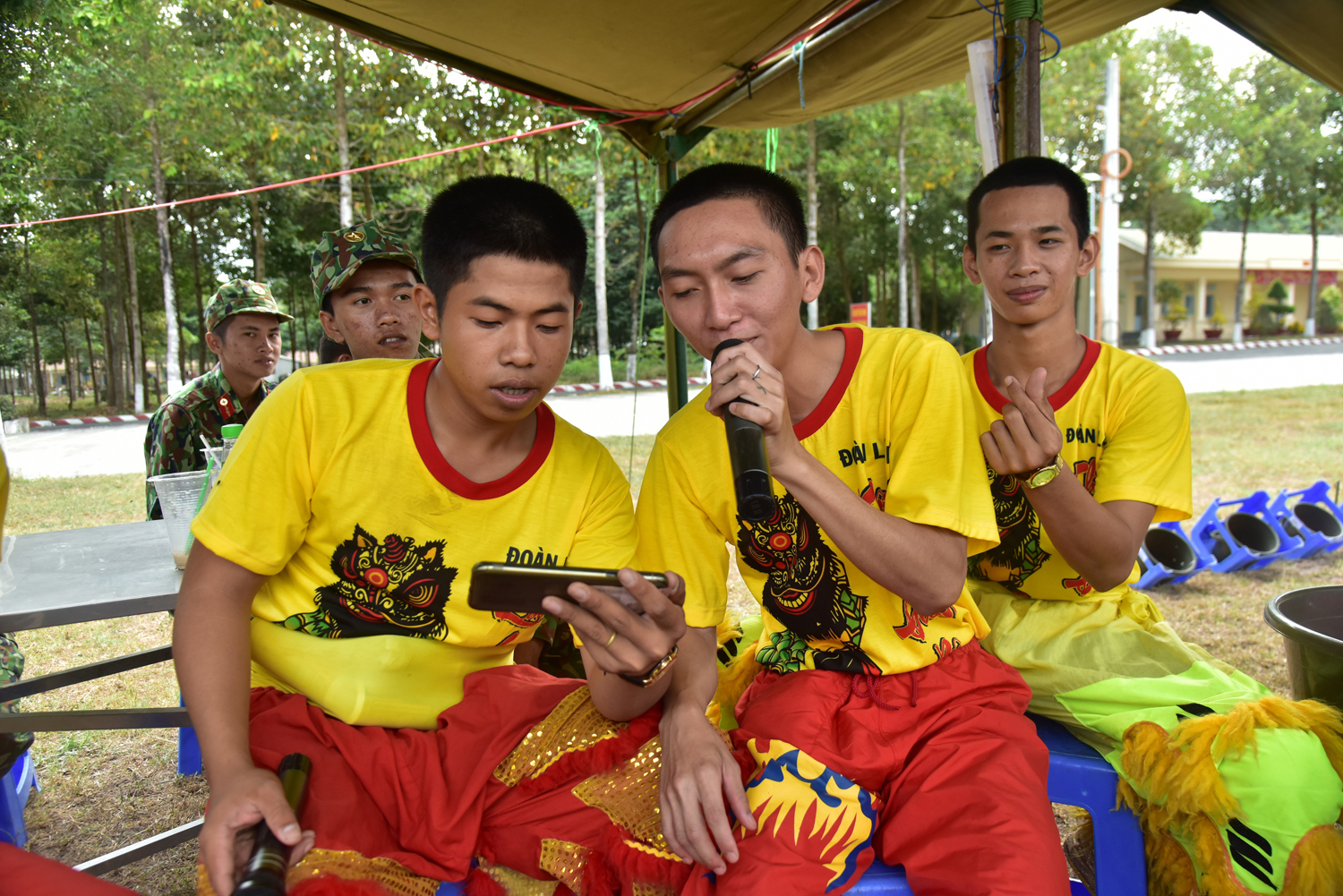 Luyện giọng hát karaoke.