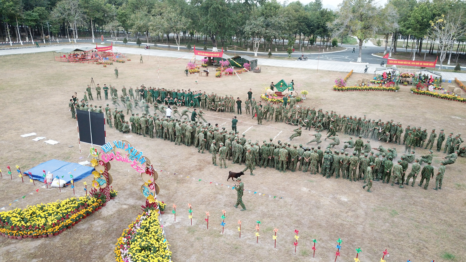 Toàn cảnh hội chợ Xuân Tân Sửu 2021 tại Sư đoàn 330 (Quân khu 9)