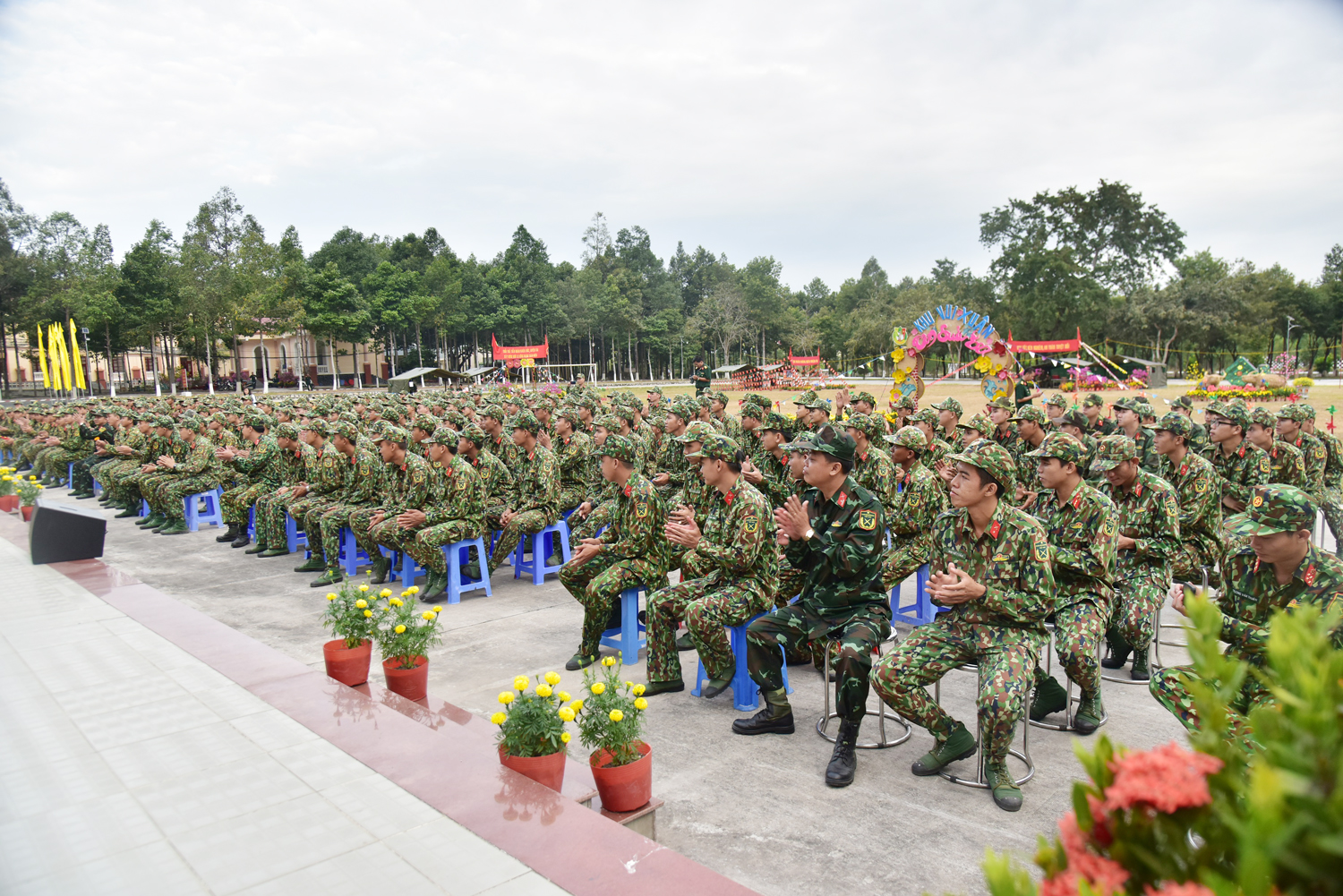 Chăm chú theo dõi các tiết mục đồng đội biểu diễn.