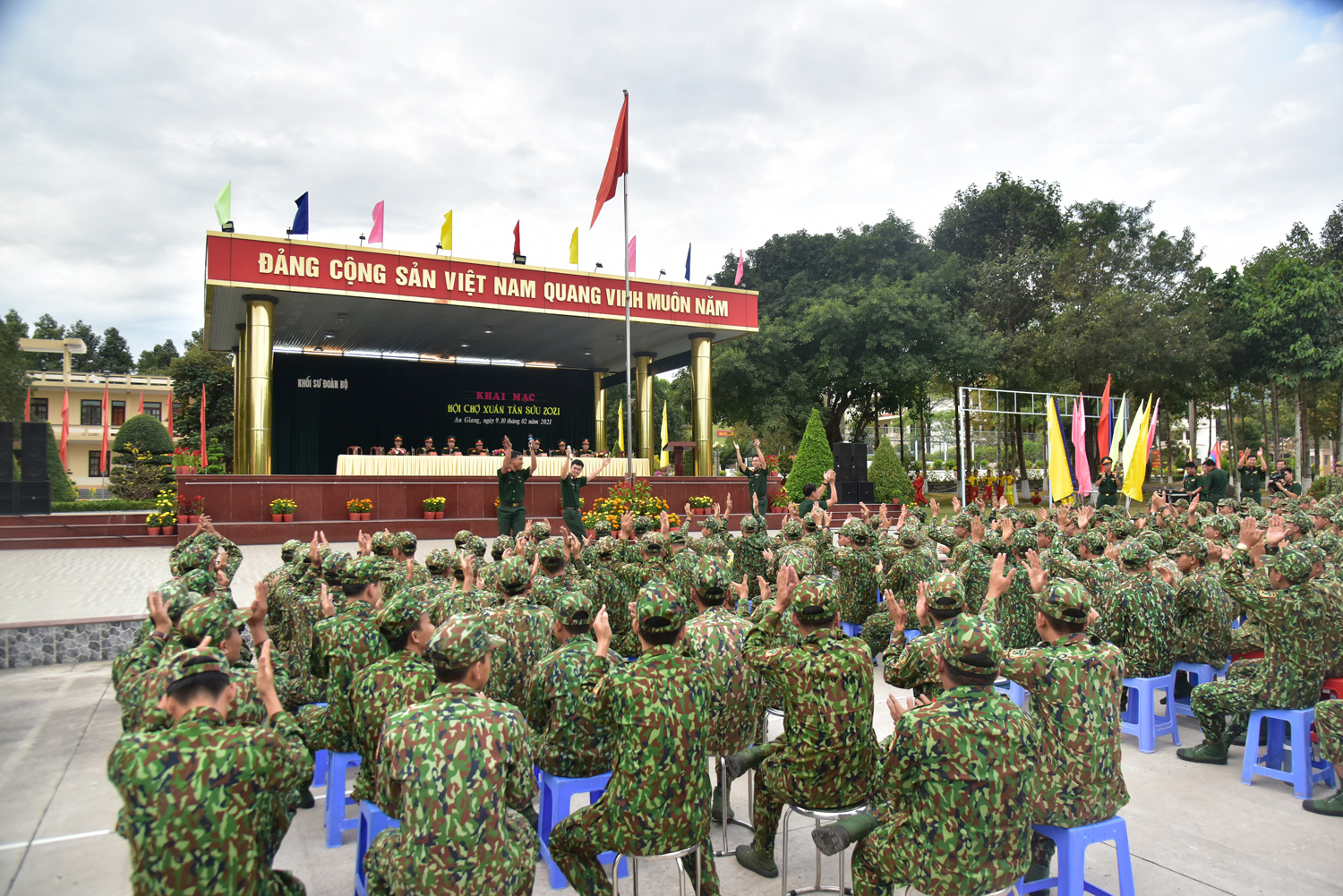 Tiết mục ca nhạc tự biên tự diễn của cán bộ Sư đoàn 330 đã khuấy động không khí hội chợ xuân.