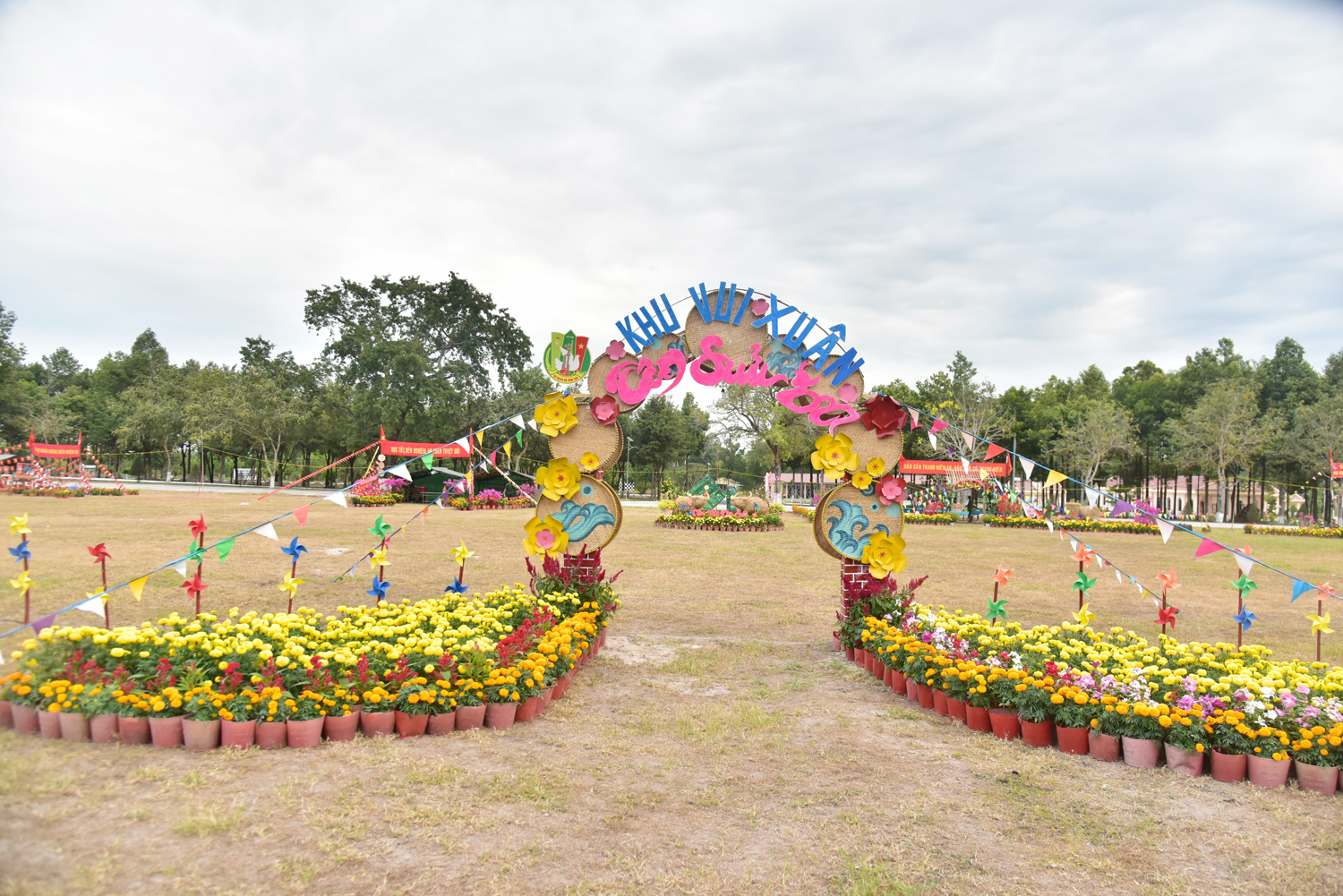 Cổng chính Hội chợ Xuân được trang hoàng bắt mắt.