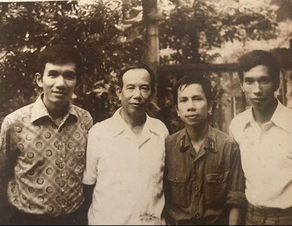 Gia đình Giáo sư Từ Giấy