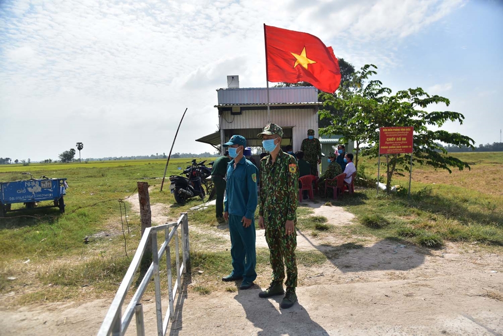 Cách đường biên giới khoảng 800m, chốt phòng, chống dịch Đồn Biên phòng Vĩnh Điều, huyện Giang Thành nằm giữa cánh đồng. Đây cũng là nơi sinh hoạt gần một năm qua của các lực lượng kể từ khi dịch Covid-19 bùng phát.