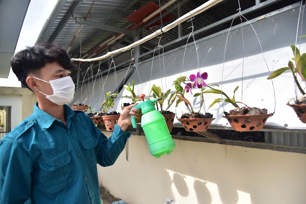 Tranh thủ thời gian rảnh rỗi, lực lượng tại các chốt tiến hành tăng gia sản xuất để cải thiện bữa ăn và chăm sóc những chậu hoa cảnh để nâng cao đời sống vật chất, tinh thần.
