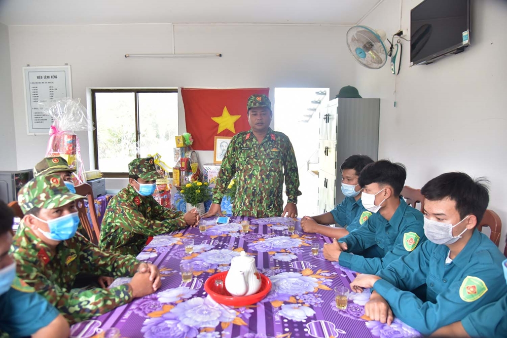 Thực hiện nghiêm tinh thần chỉ đạo của Thủ tướng Chính phủ, các chốt dân quân thường trực trên tuyến biên giới của tỉnh Kiên Giang thường xuyên túc trực tại các đường mòn, lối mở, hạn chế thấp nhất nguy cơ lây nhiễm dịch bệnh.