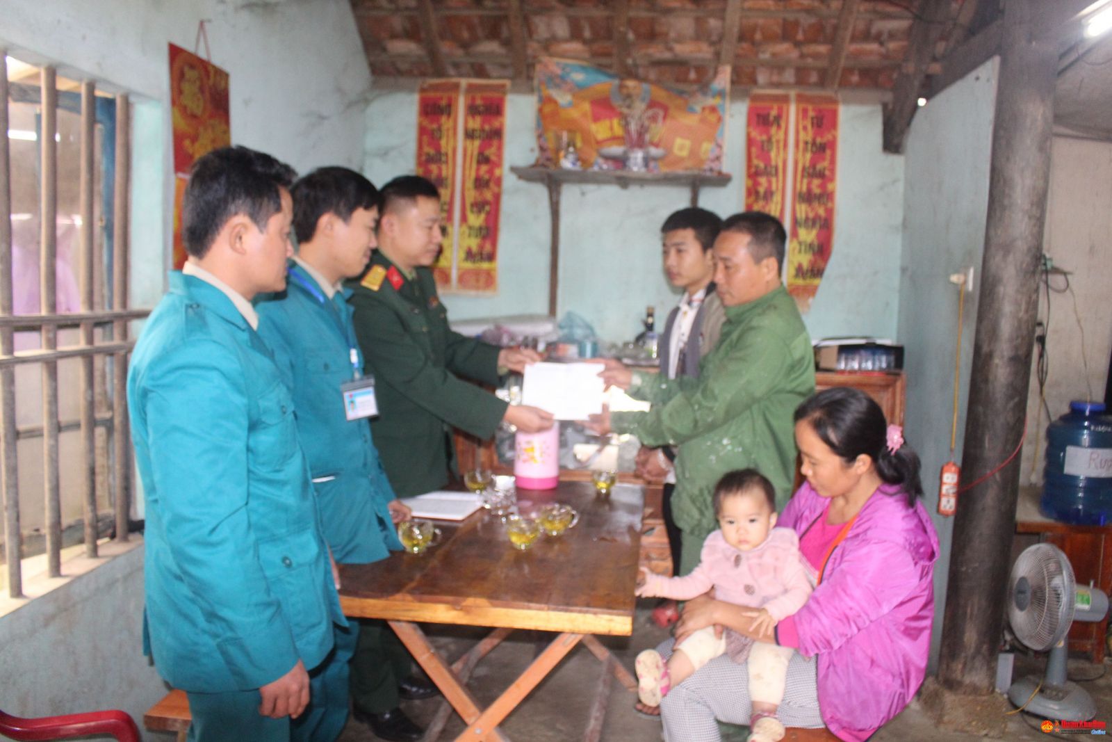 Quê hương nâng bước quân hành

