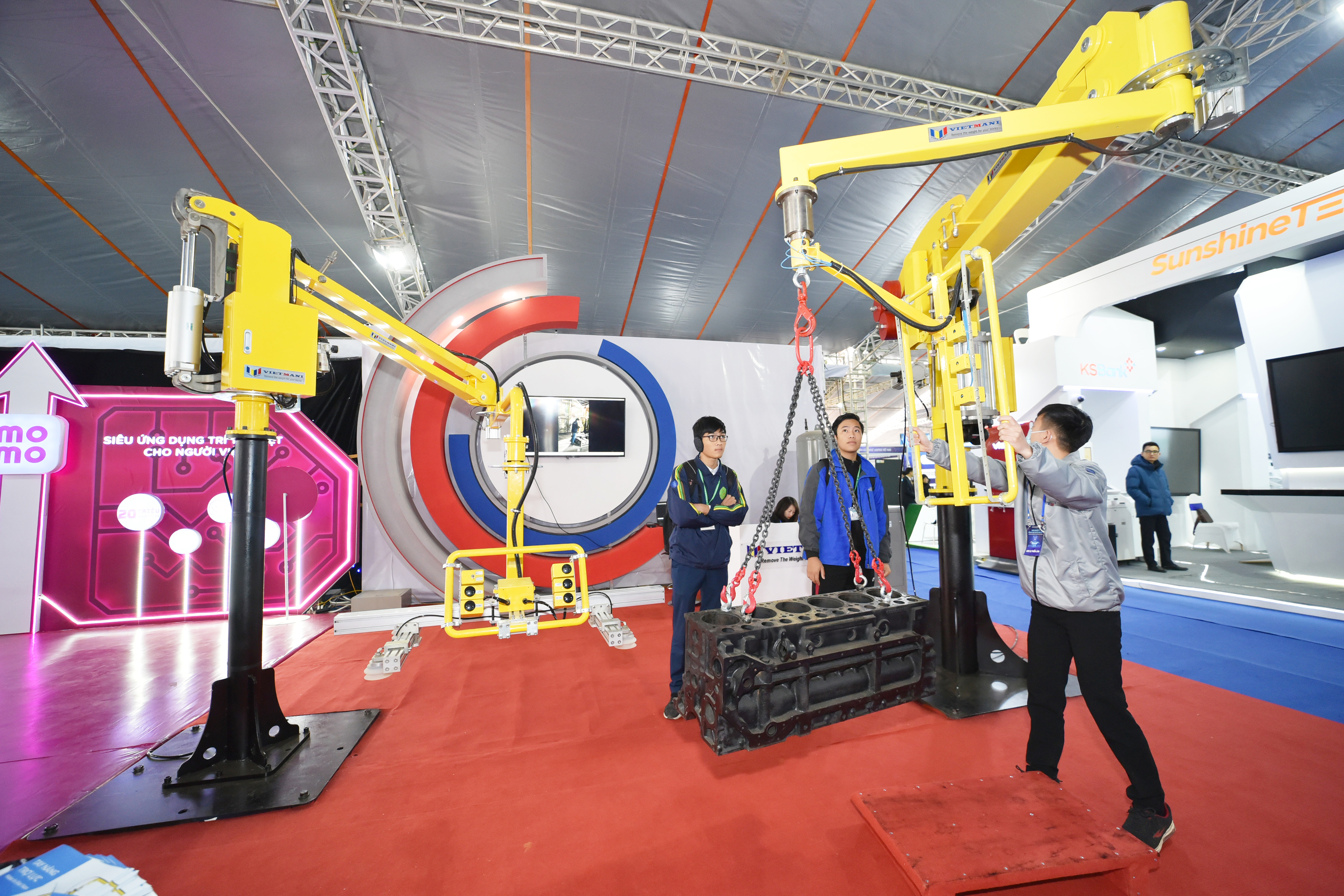 Trình diễn nhiều sản phẩm công nghệ “Make in Viet Nam” tại Hà Nội