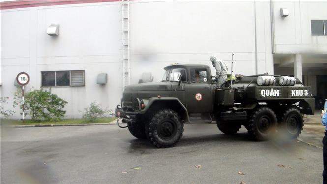 Bộ đội Phòng hóa Quân khu 3 phun khử khuẩn tại huyện Cẩm Giàng 