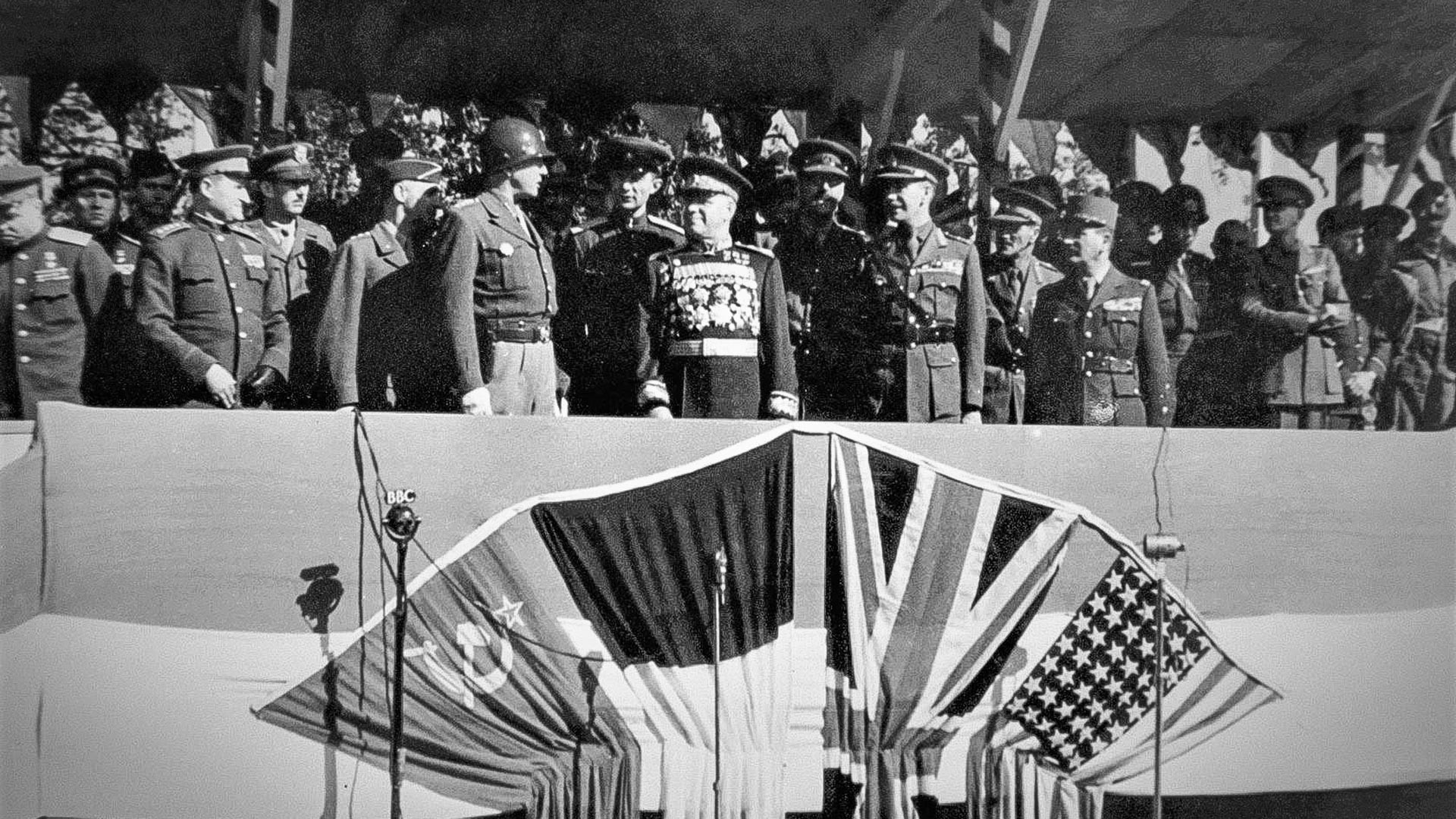 Diễu binh quân Đồng Minh năm 1945 - Diễu binh quân Đồng Minh năm 1945 được xem như một trong những sự kiện quan trọng trong lịch sử thế giới. Đây là thời điểm các quốc gia đồng minh đã hợp sức để chống lại những thế lực thù địch. Hãy xem qua những hình ảnh liên quan đến sự kiện này và tìm hiểu thêm về lịch sử thế giới.