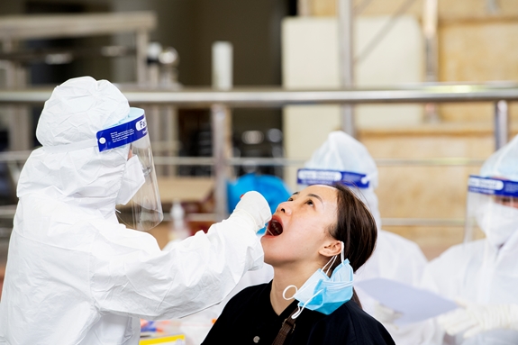 Lấy mẫu xét nghiệm SARS-CoV-2 tại quận Đống Đa, Hà Nội