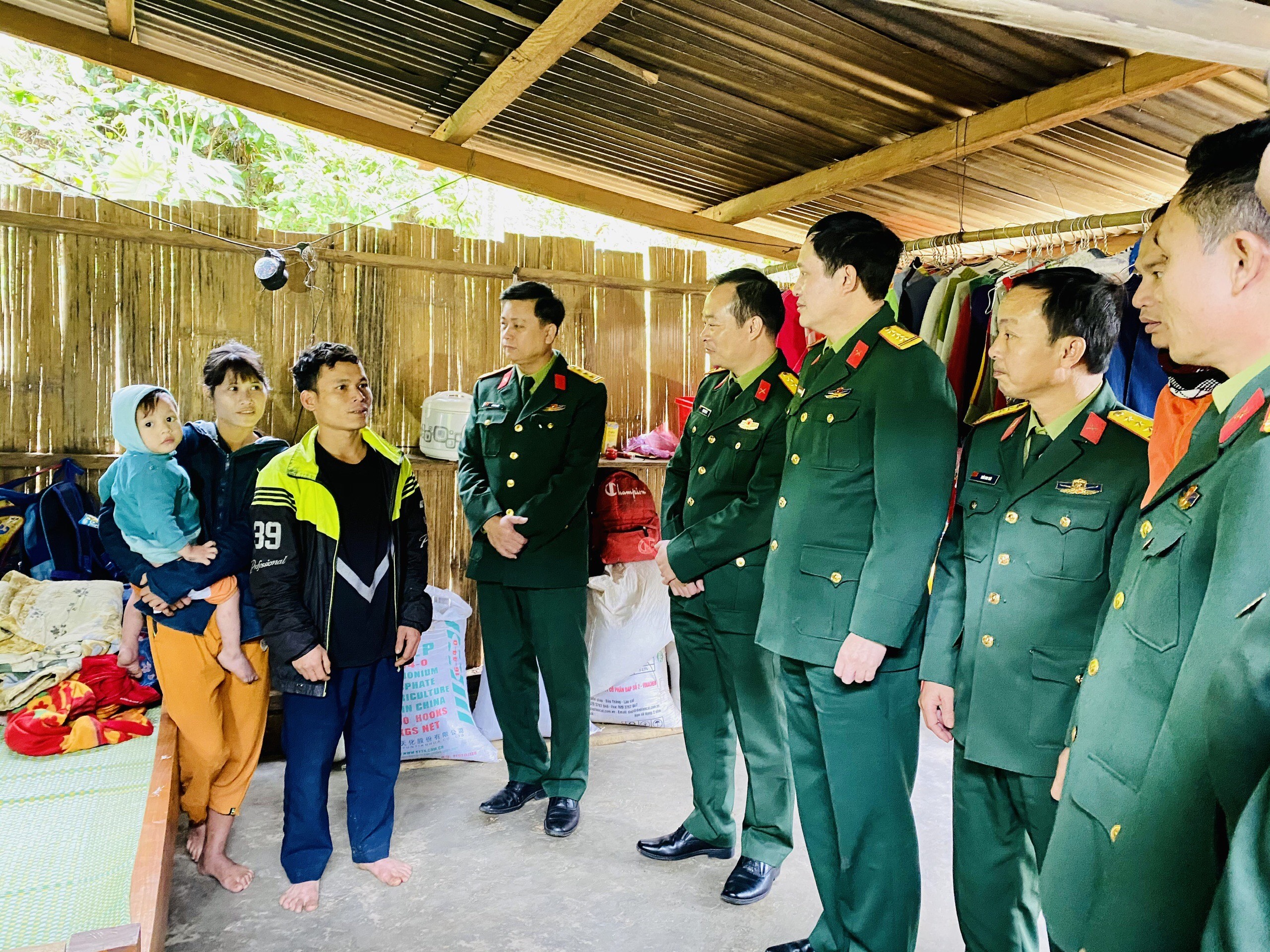 Giúp ấm lòng bà con vùng lũ