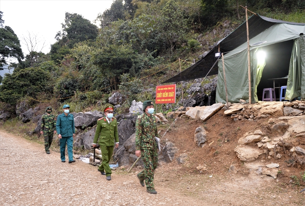 Bộ đội biên phòng phối hợp với công an và dân quân địa phương tuần tra, kiểm soát tình hình biên giới.