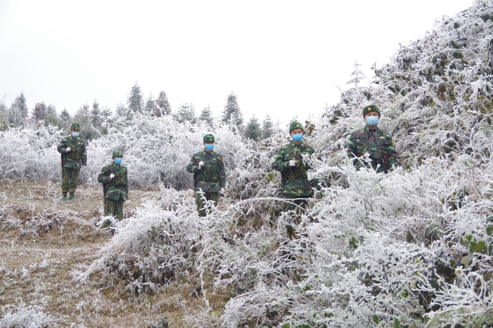 Những ngày giáp Tết nguyên đán Tân Sửu, thời tiết diễn biến bất thường, lạnh giá, mưa tuyết phủ kín các vùng biên giới nhưng để ngăn chặn, đẩy lùi đại dịch Covid-19, cán bộ, chiến sĩ Đồn Biên phòng Xín Cái vẫn ngày đêm cần mẫn tuần tra, phòng chống xuất nhập cảnh trái phép.