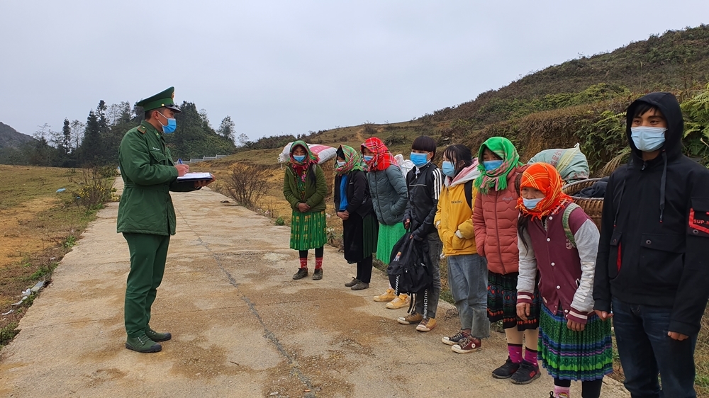 Cán bộ chiến sĩ Đồn Biên phòng Xín Cái tuần tra, nhắc nhở người dân không xuất nhập cảnh trái phép.