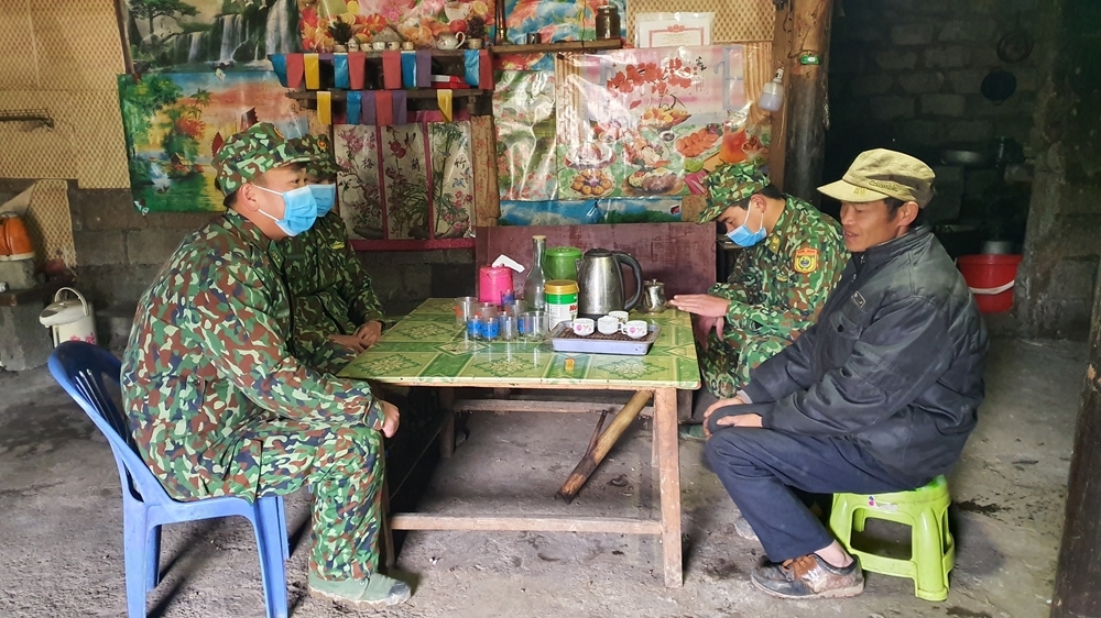 Tuyên truyền tới người dân về công tác phòng, chống dịch Covid-19.