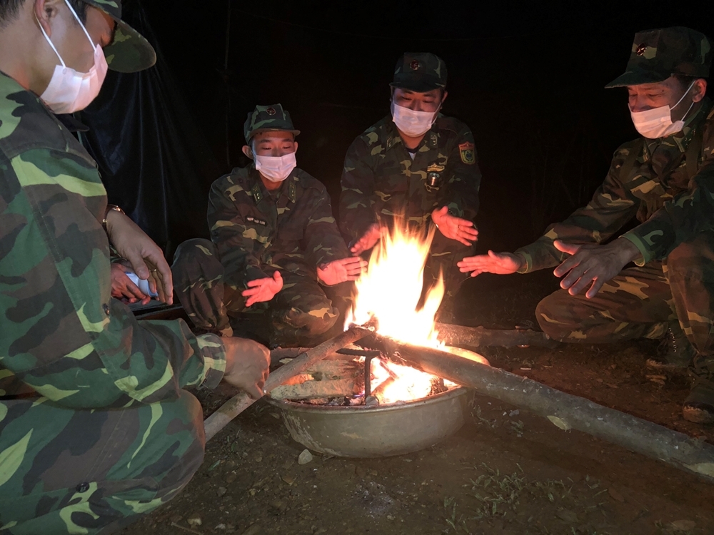 Nhiệt độ xuống thấp, buổi đêm cán bộ, chiến sĩ chốt phòng, chống Covid-19 của Đồn BP cửa khẩu A Đớt, BĐBP Thừa Thiên-Huế đốt lửa sưởi ấm. Ảnh: Thái Sơn