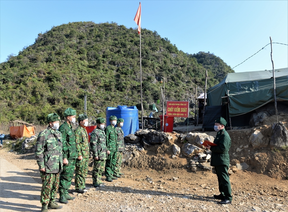 Chỉ huy Đồn Biên phòng Tổng Cọt triển khai nhiệm vụ tuần tra phòng, chống xuất nhập cảnh trái phép cho cán bộ, chiến sĩ tại chốt kiểm soát phòng, chống dịch Covid-19 vùng giáp biên.