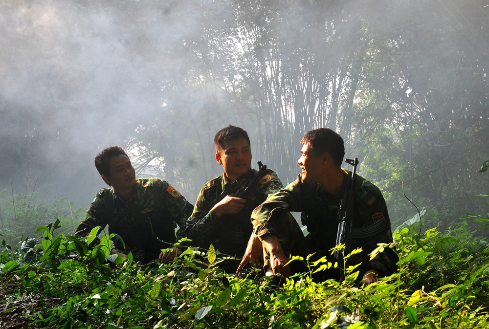 Giây phút giải lao của cán bộ, chiến sĩ đồn Biên phòng Pò Hèn.