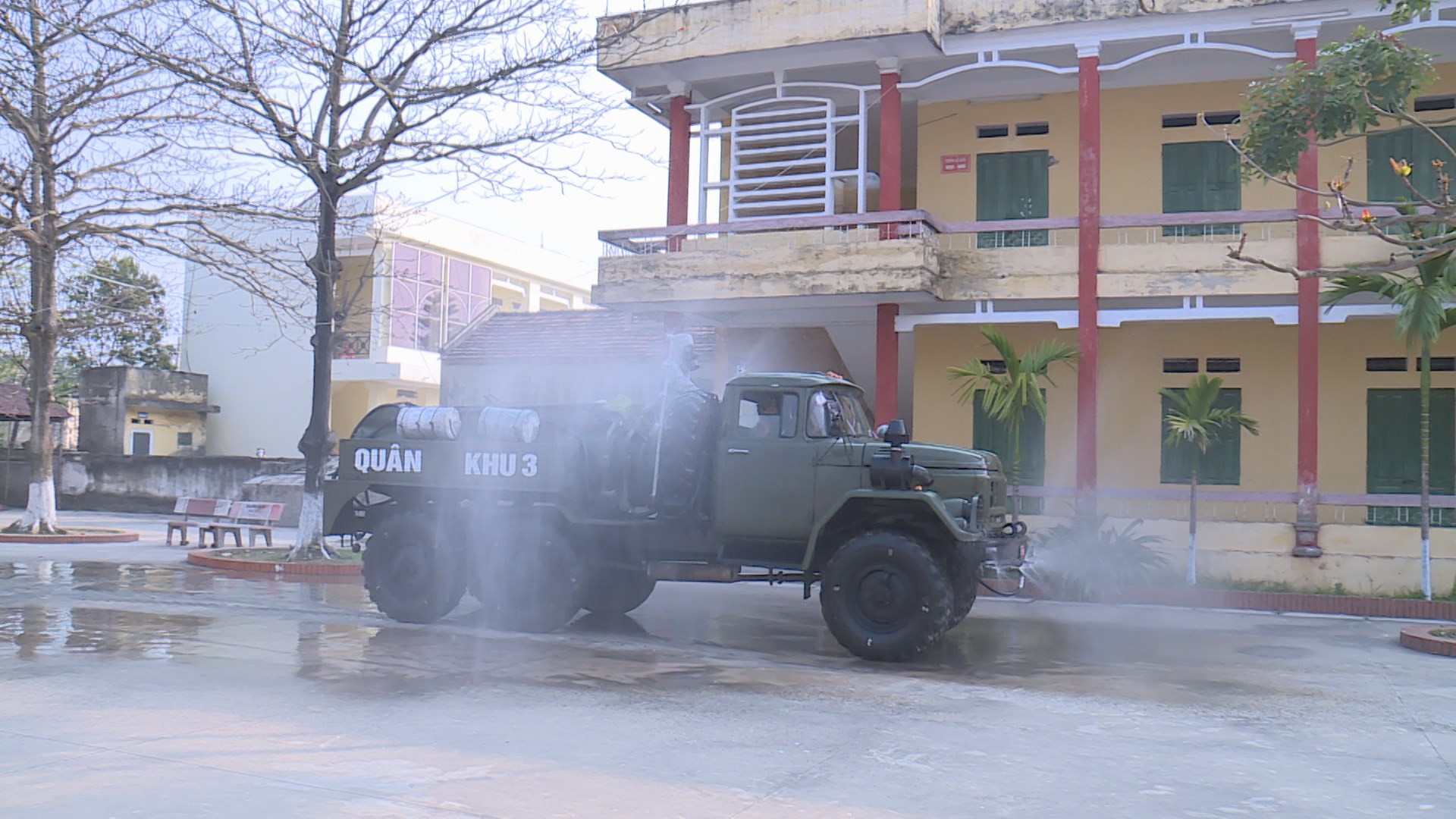 Quân khu 3 tiến hành phun khử khuẩn tại huyện Cẩm Giàng, Hải Dương
