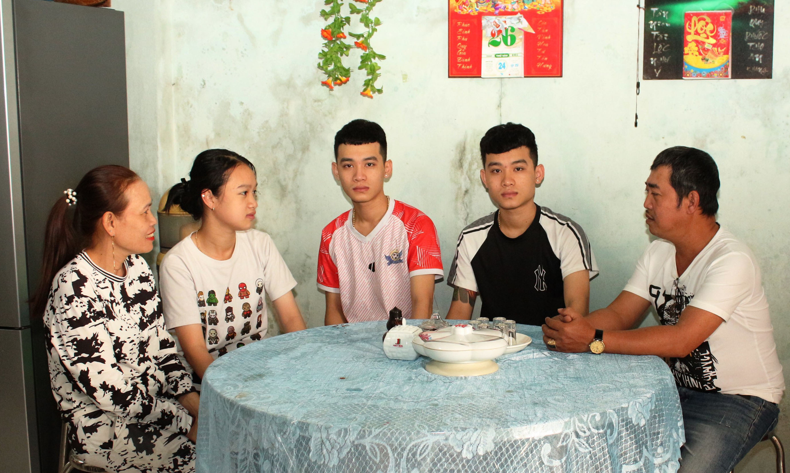  Hai anh em sinh đôi tình nguyện lên đường nhập ngũ 