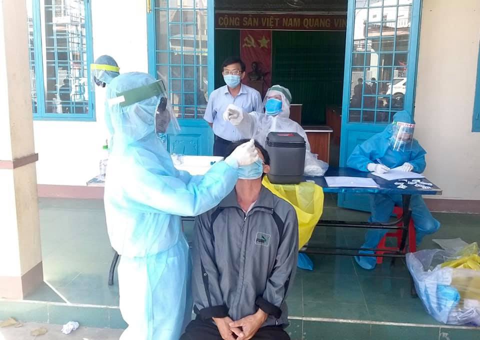 TP Hồ Chí Minh xét nghiệm Covid-19 cho 100% nhân viên y tế