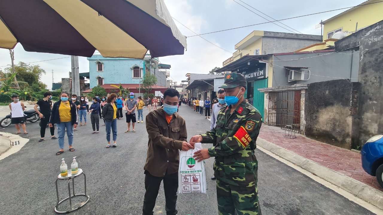 Hỗ trợ gạo cho công nhân trong khu vực bị phong tỏa