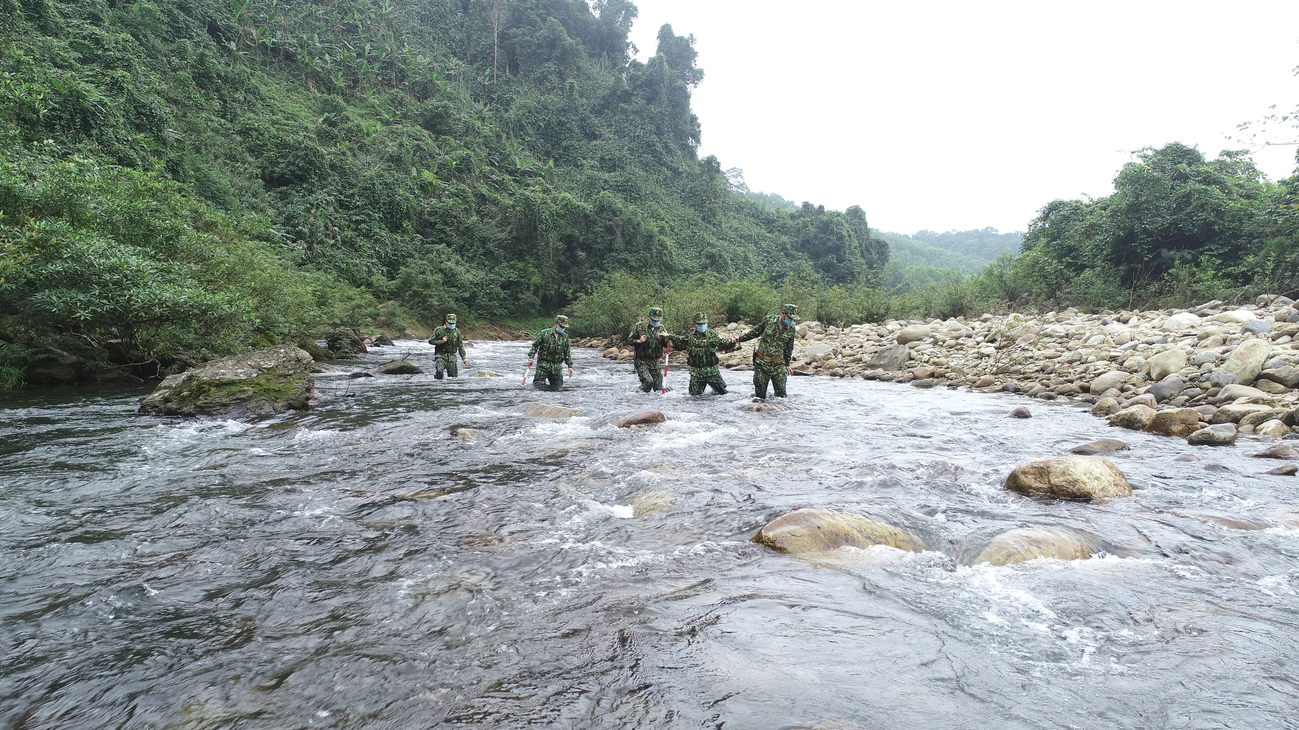 Cán bộ, chiến sĩ Đồn Biên phòng Phú Gia, BĐBP Hà Tĩnh tuần tra phòng, chống dịch bệnh Covid-19 trên địa bàn biên giới.