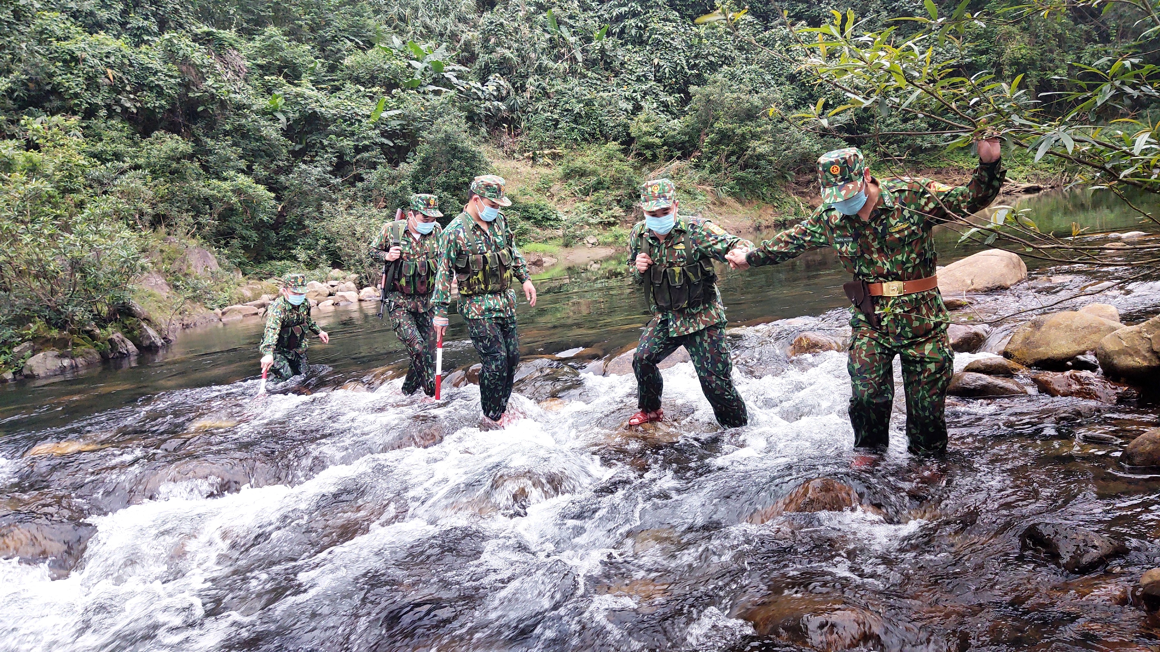 Xuyên đêm, vượt thác tuần tra phòng dịch trên biên giới Việt - Lào