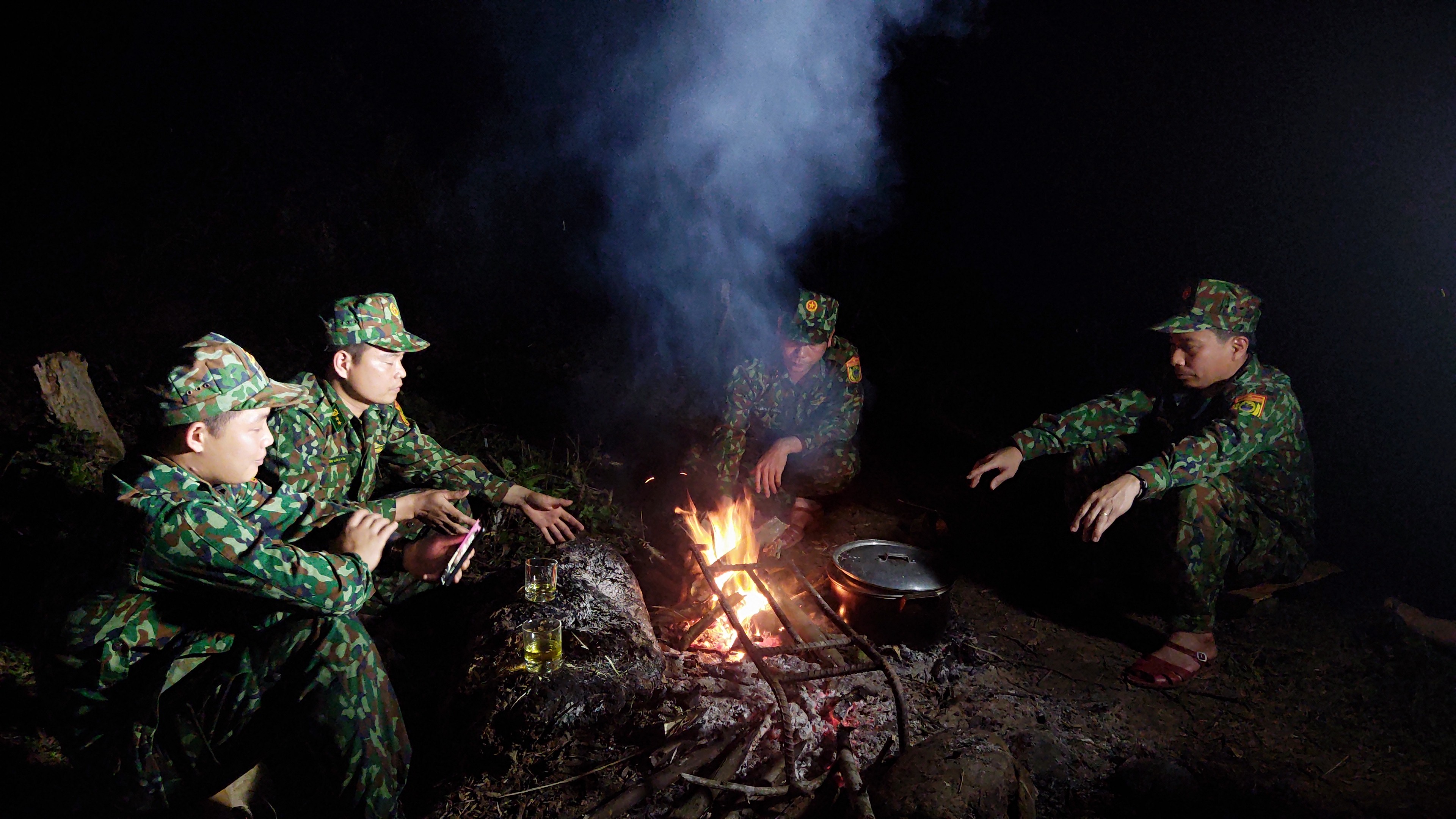 Bếp lửa sưởi ấm cho cán bộ, chiến sĩ sau những giờ tuần tra về.