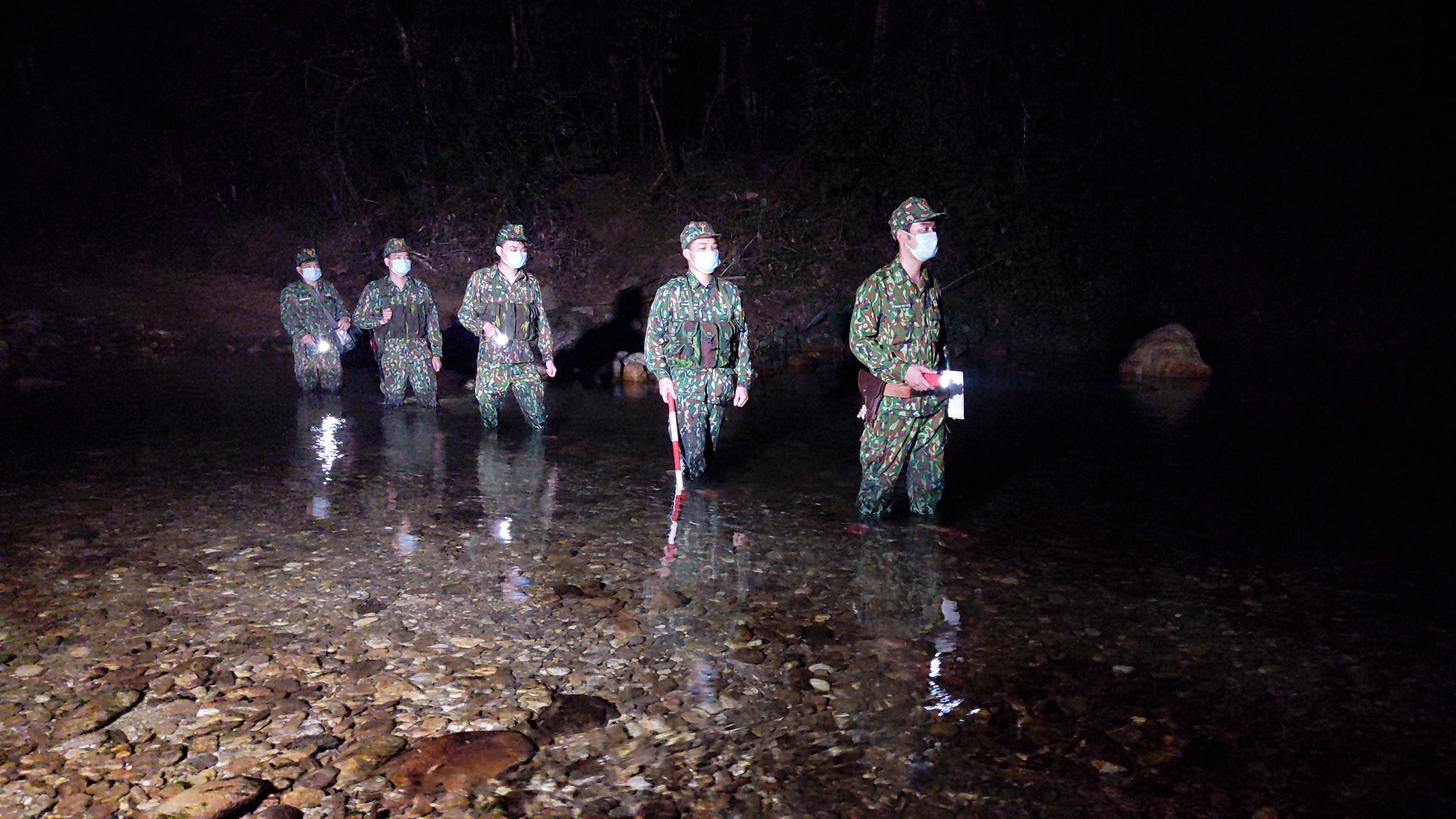 Một buổi tuần tra, kiểm soát ban đêm cán bộ, chiến sĩ BĐBP tỉnh Hà Tĩnh trên biên giới Việt-Lào để ngăn chặn tình trạng nhập cảnh trái phép, trốn tránh cách ly y tế.