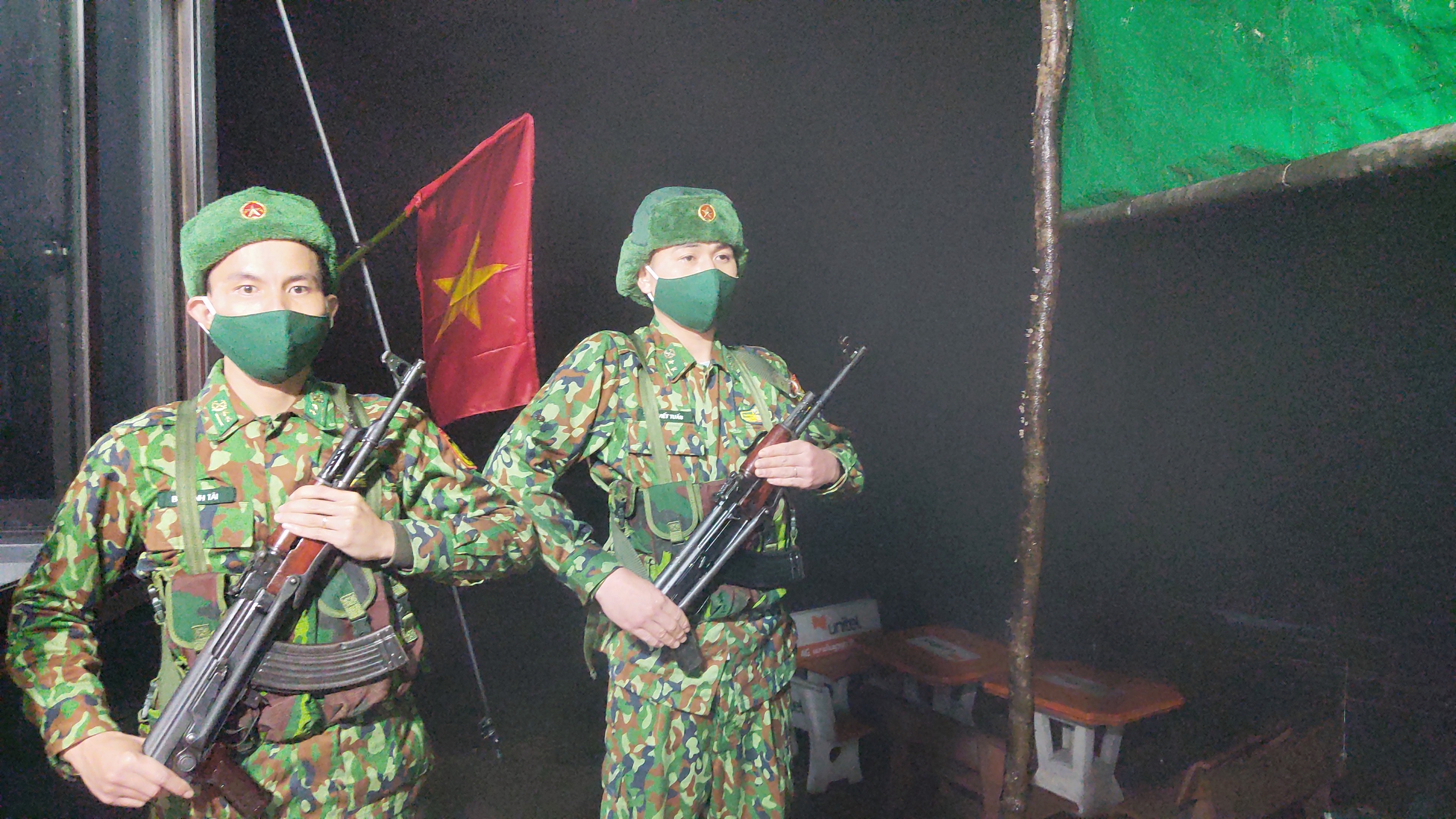 Chiến sĩ canh trực ca gác tại chốt chống dịch Covid-19 tuyến cửa khẩu quốc tế Cầu Treo.