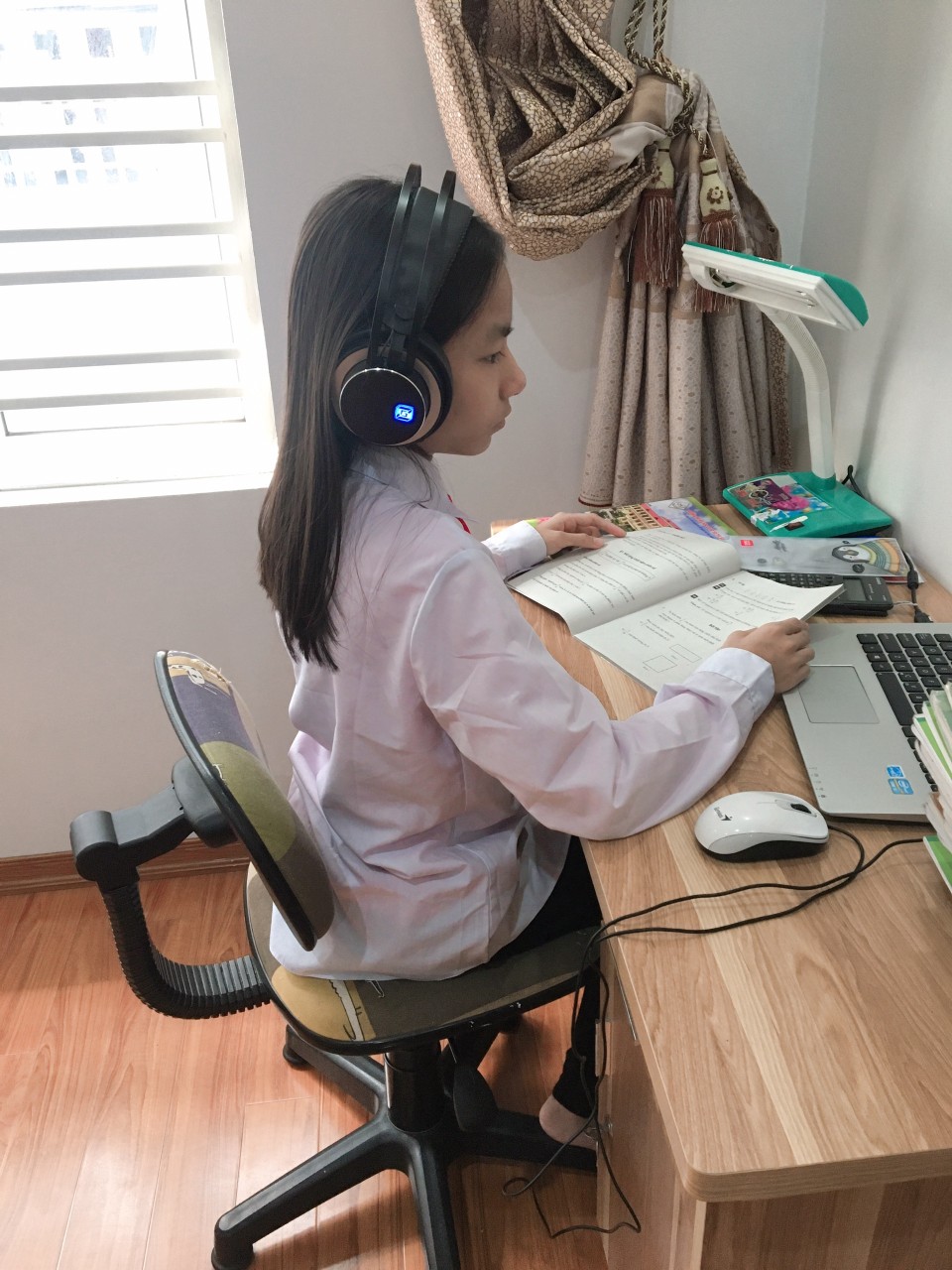 Bức thư xúc động của nữ học sinh lớp 6 gửi bố là bộ đội chống dịch ở Hải Dương