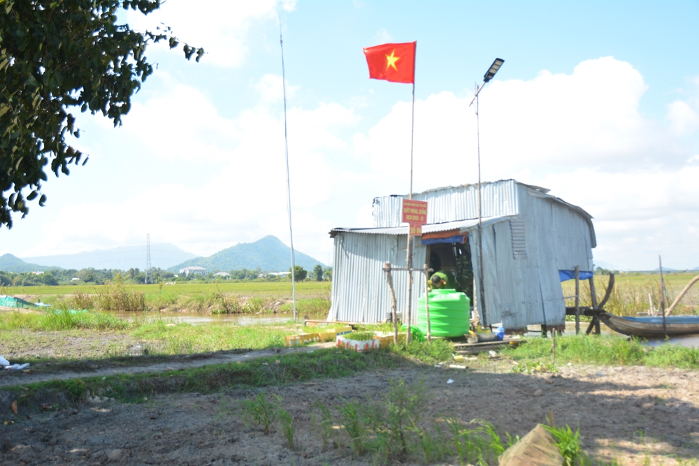 Mỗi chốt phòng, chống dịch “vượt lũ”được lắp cột thu lôi chống sét và đèn năng lượng mặt trời để đảm bảo an toàn và phục vụ sinh hoạt.
