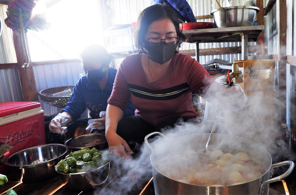Những món ăn mang hương vị ngày xuân miền Tây Nam bộ được thực hiện ngay tại chốt, tổ phòng, chống dịch.