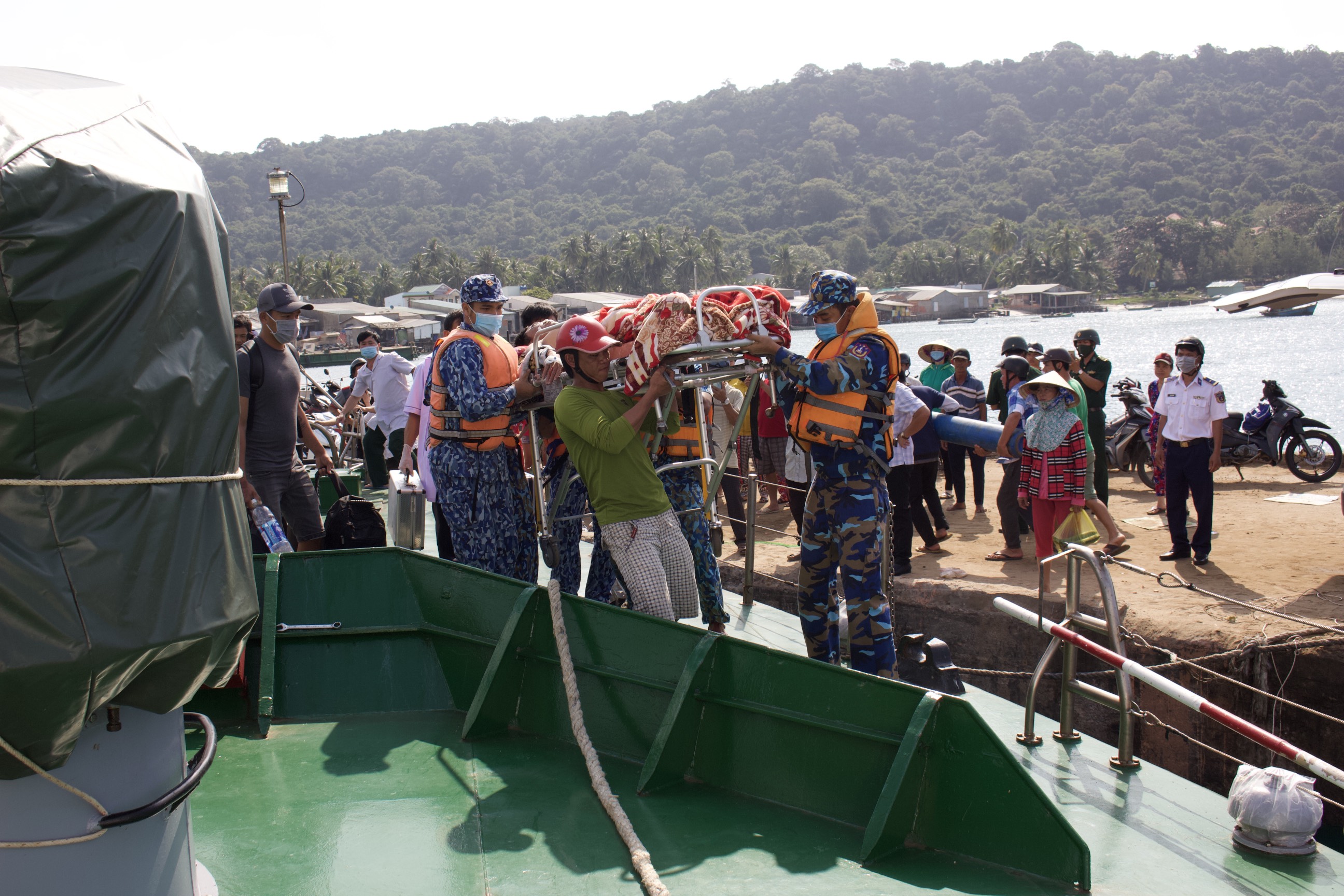 Bộ tư lệnh Vùng Cảnh sát biển 4 cấp cứu thành công 2 ngư dân gặp nạn trên biển