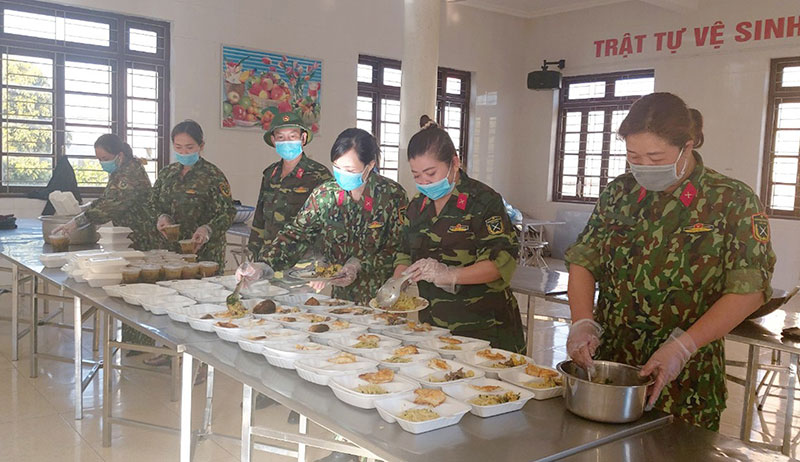 Những “bông hồng” đồng hành chống dịch