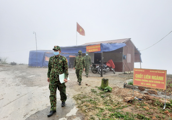 Vượt mọi gian nan, vững vàng bám chốt