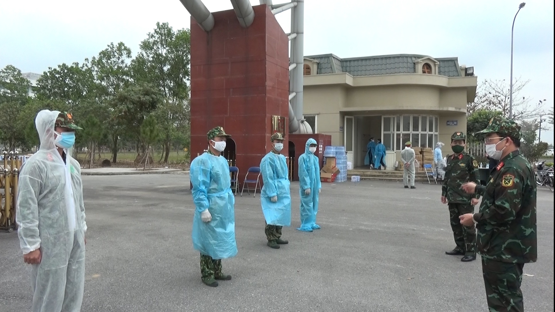 Những người thầy giáo mặc áo lính trên mặt trận chống Covid-19

