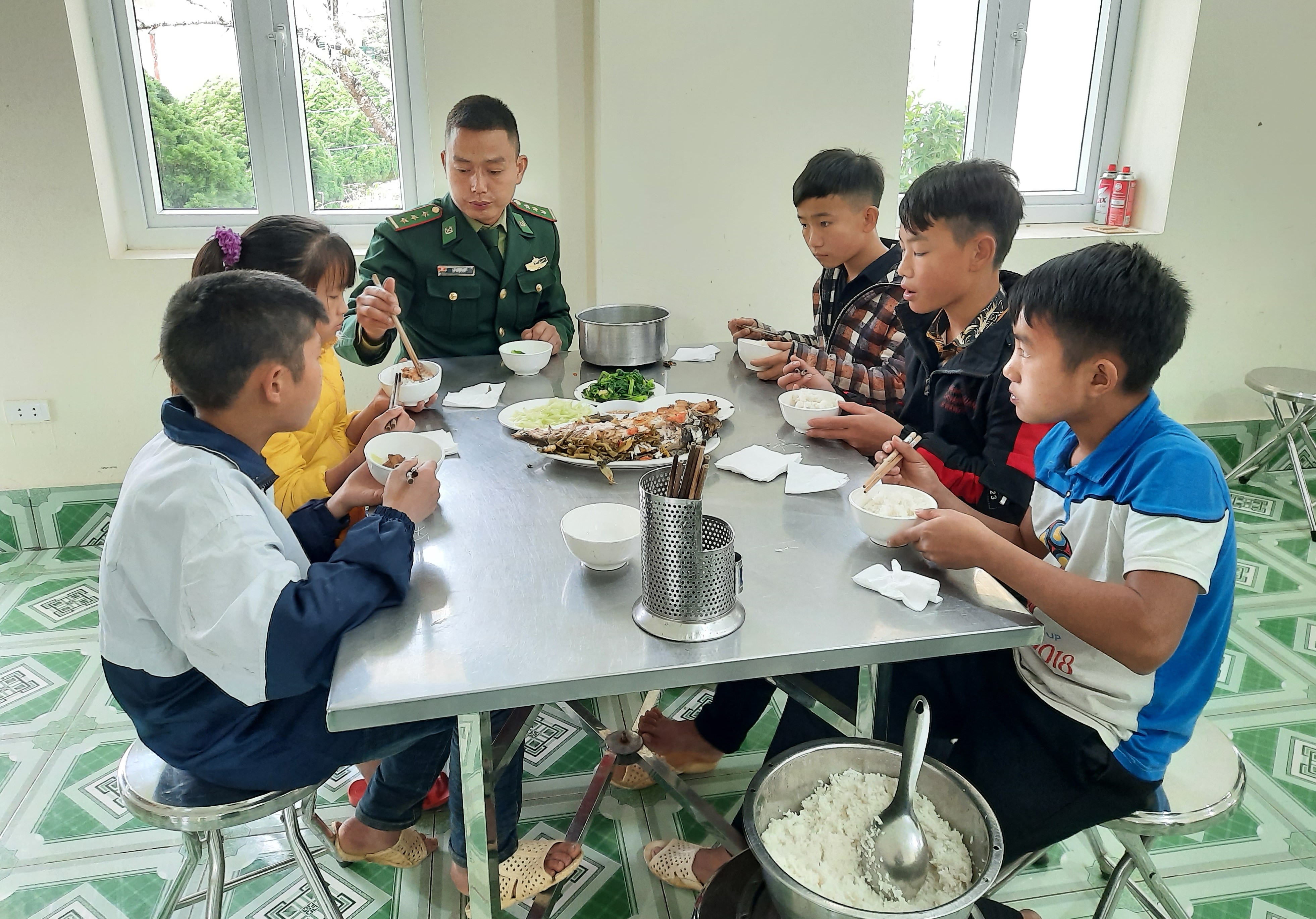 Thầy giáo không đứng trên bục giảng

