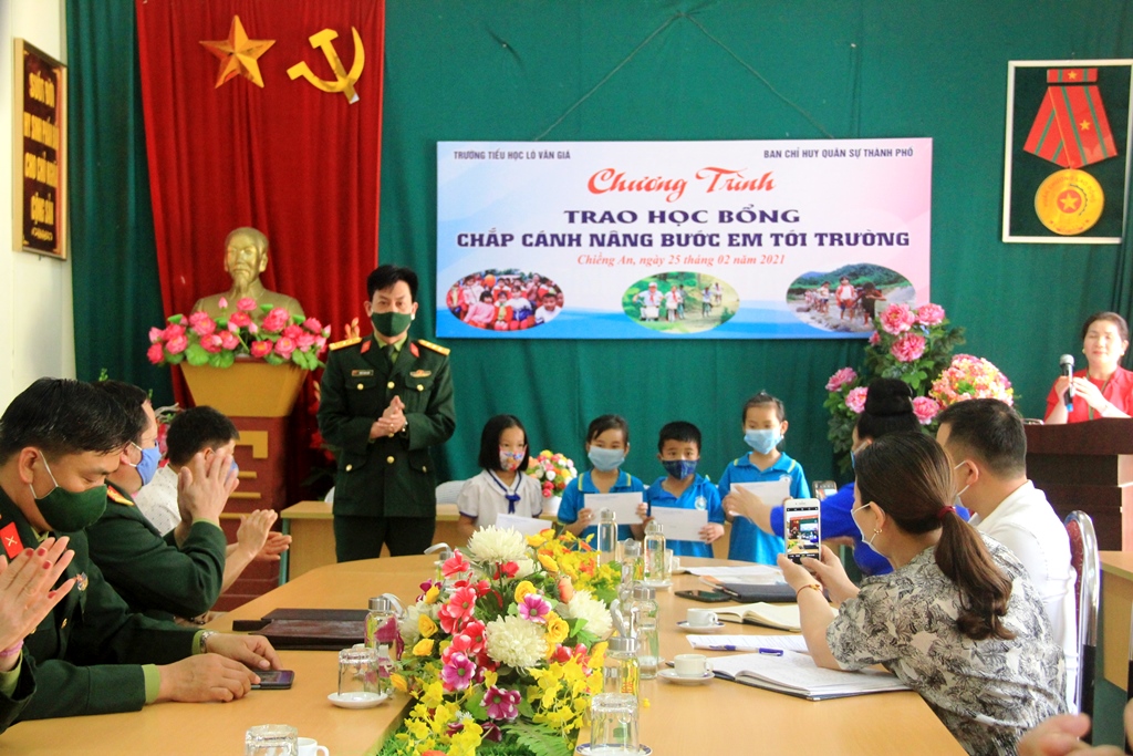 Sơn La trao học bổng “Chắp cánh nâng bước em đến trường”