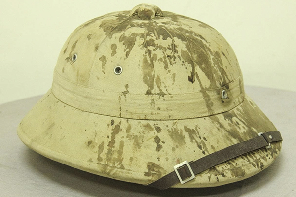 Chiếc mũ thấm máu