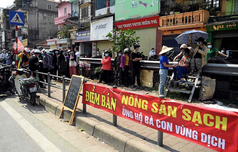 Tại các điểm hỗ trợ bán nông sản, những ngày qua người dân xếp hàng mua hết trong thời gian ngắn.