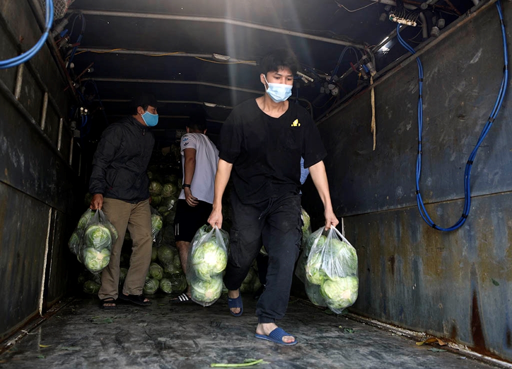 Nông sản được đóng túi sẵn nên việc mua, bán diễn ra rất nhanh.