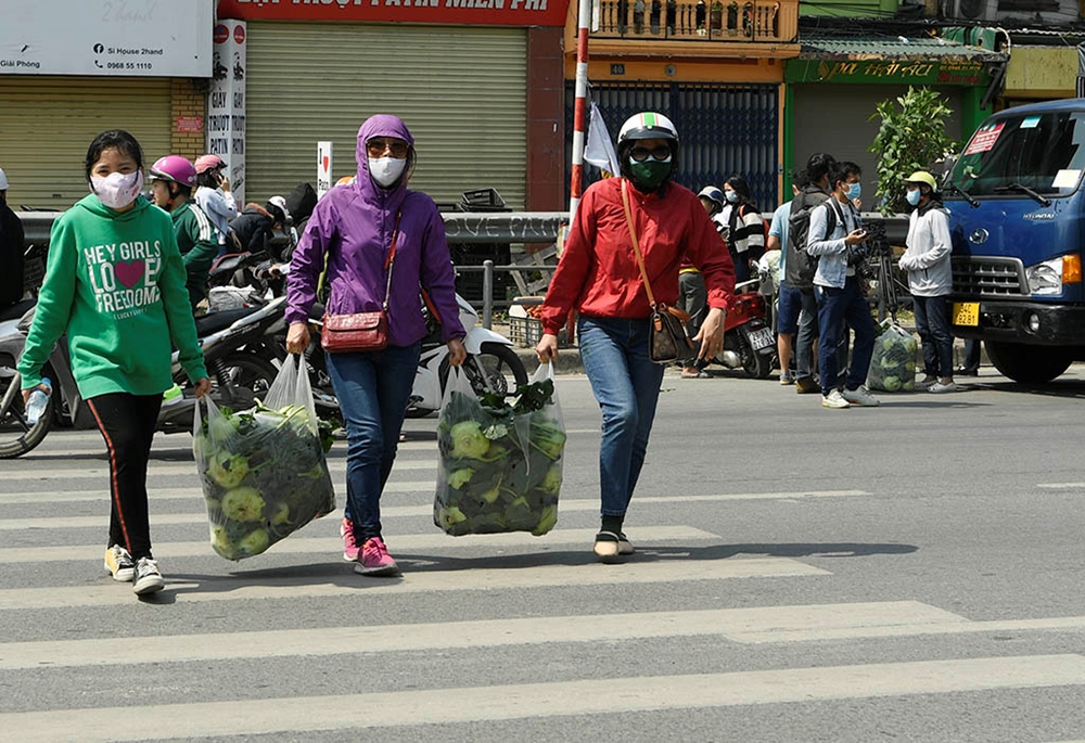 Hấu hết người dân đều chung một tâm trạng là vui vì góp phần giúp người nông dân vùng dịch thu lại chút kinh tế trong đại dịch.