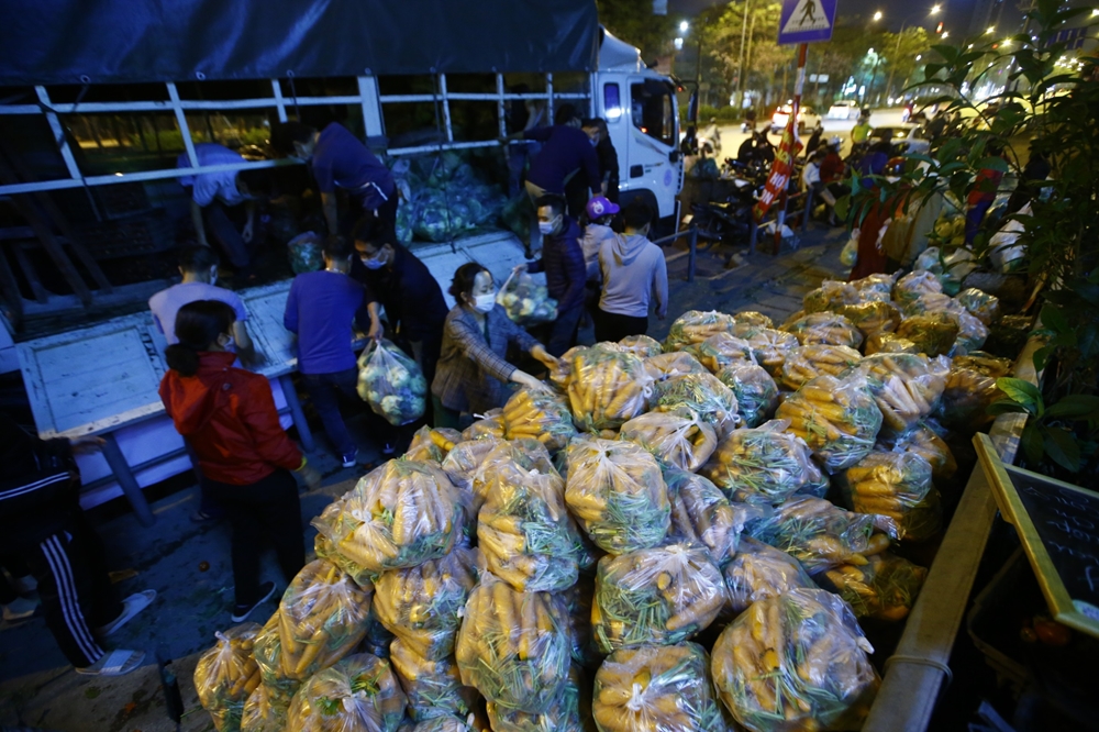 Một chuyến xe 30 tấn rau, củ, quả cập bến trước số nhà 38 đường Giải Phóng (Hà Nội) và được tiêu thu hết trong buổi sáng.